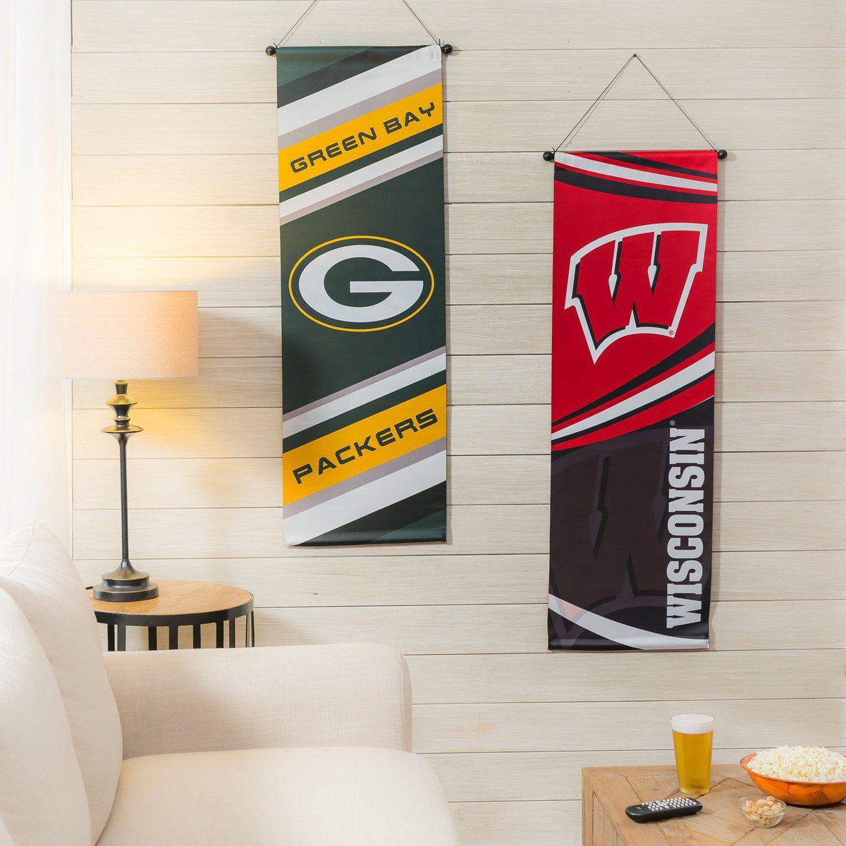 Show your pride for the Wisconsin Badgers with the two-sided dowel banner. 